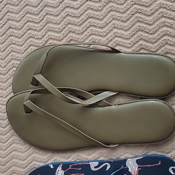 2 pairs of thong sandals - Picture 3 of 5